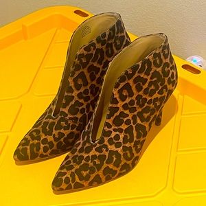 Gently used Jessica Simpson Womens Brown Leopard Print Plunging V Shaped Shoe